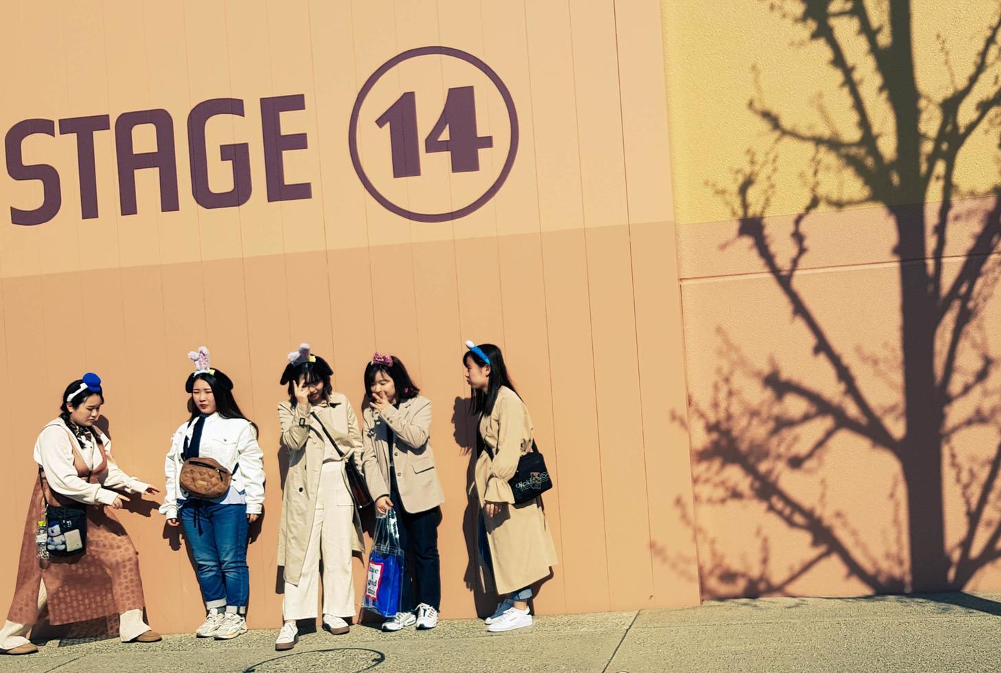 osaka, japón el 9 de abril de 2019. cinco mejores amigos asiáticos están tomando fotos frente a la fachada del estudio del escenario 14 en universal studios japan.