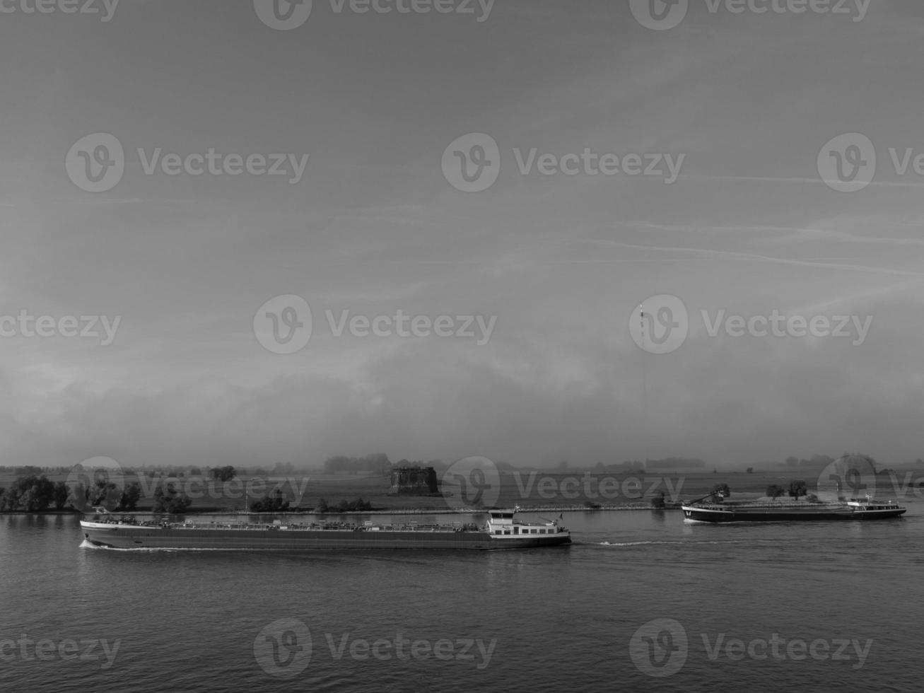 el río rin cerca de wesel foto