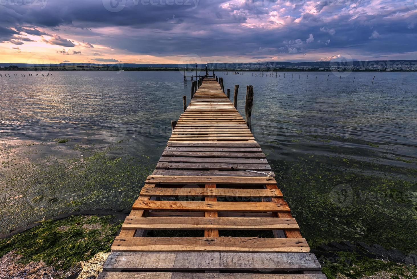 emocionante vista desde la orilla con un muelle de madera foto