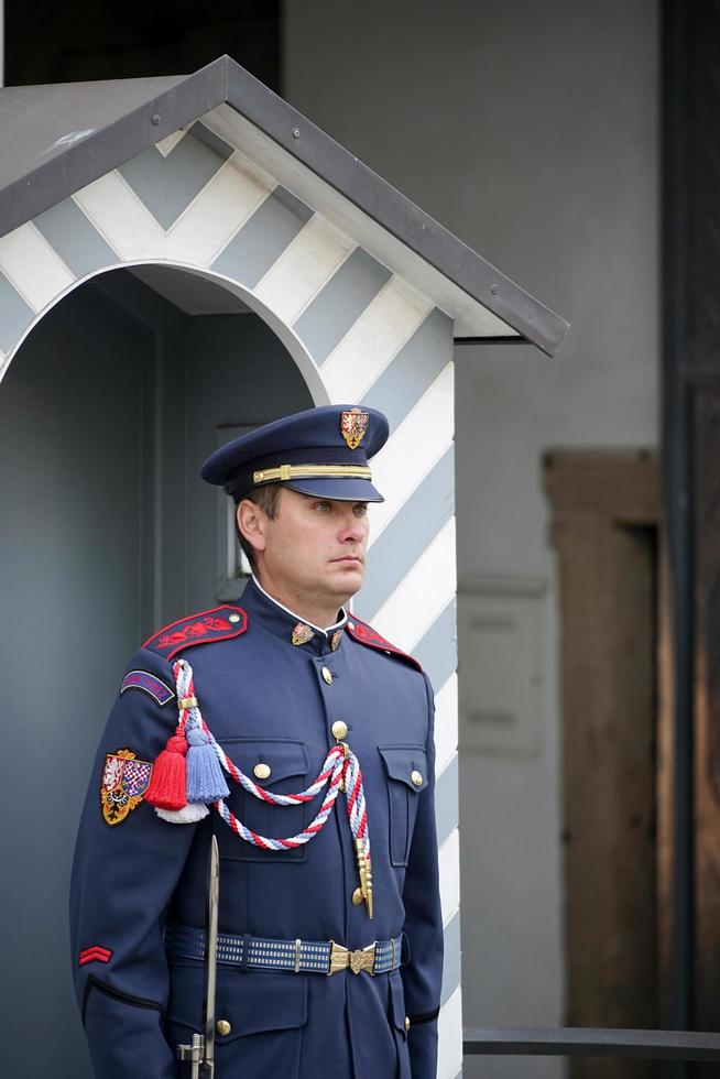 praga, república checa, 2014. soldado de la república checa custodiando la entrada a la zona del castillo en praga foto