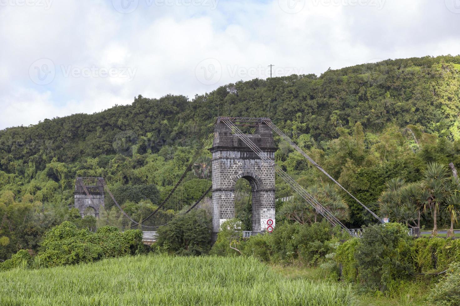 puente colgante del río oriental en saint-benoit, isla de la reunión foto