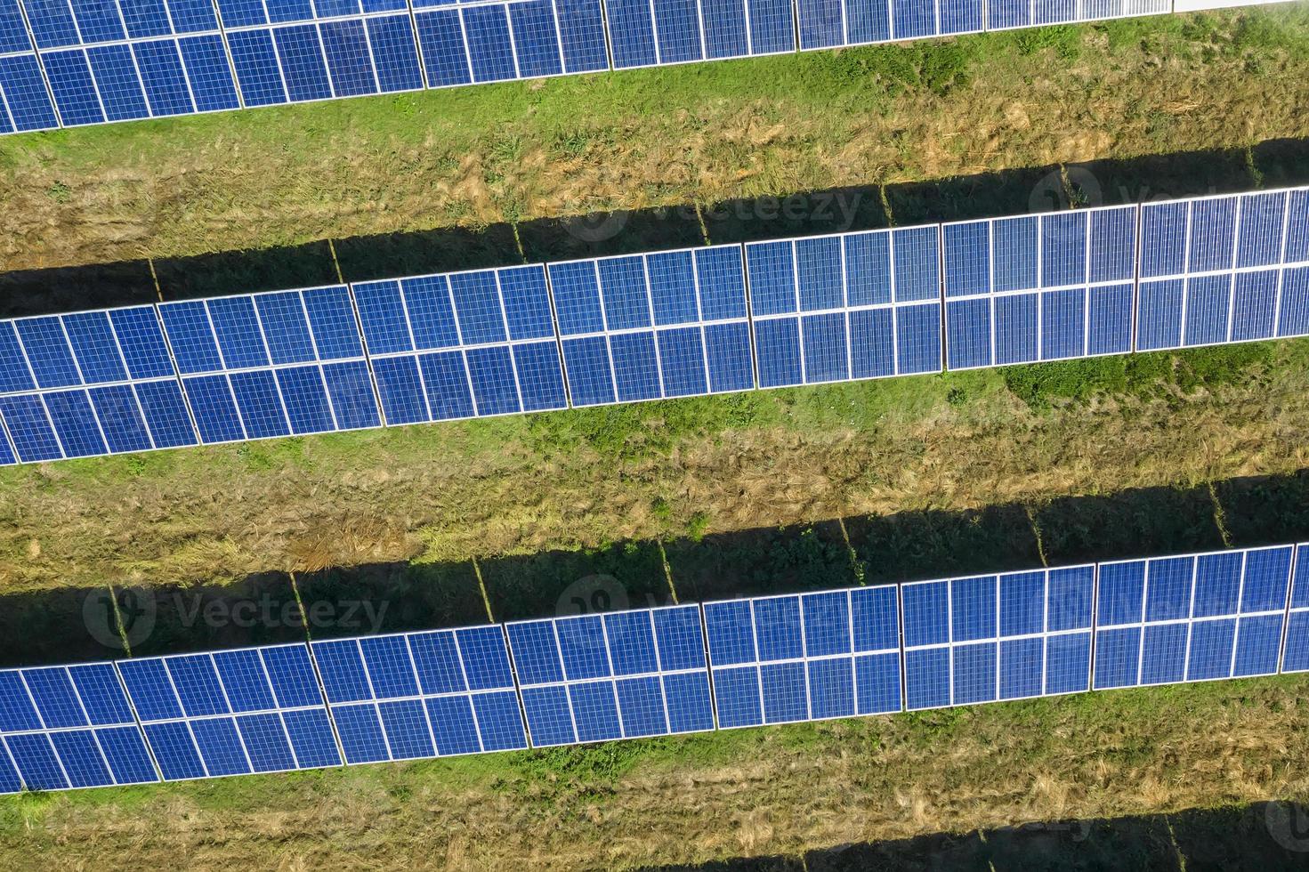 vista superior aérea desde drones hasta líneas de paneles solares. foto