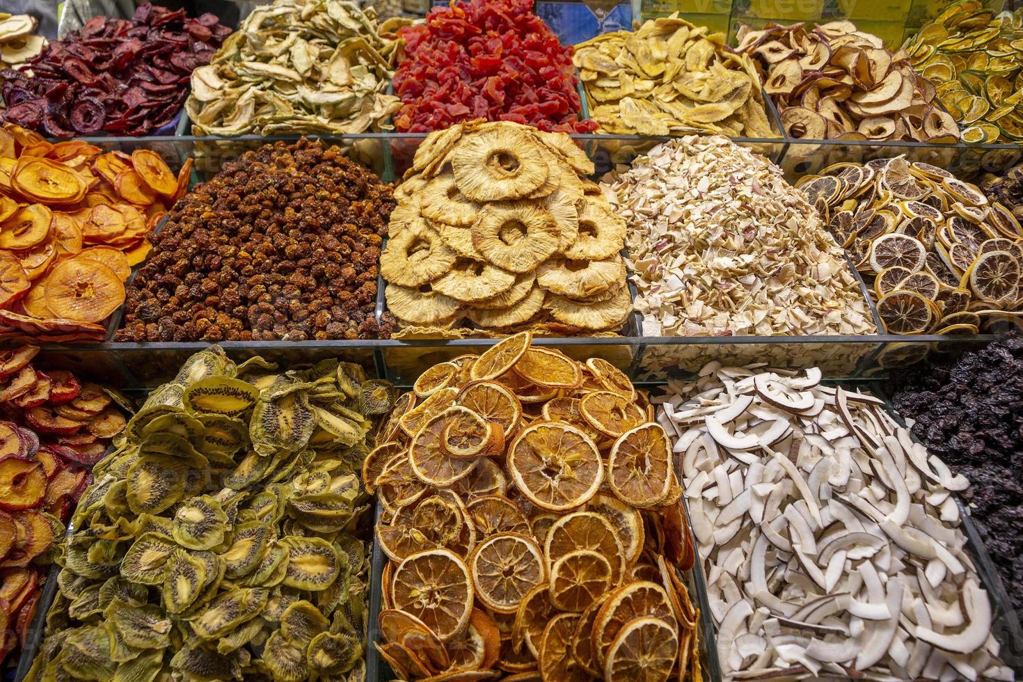 muchos frutos secos en rodajas en el mercado. vista horizontal foto