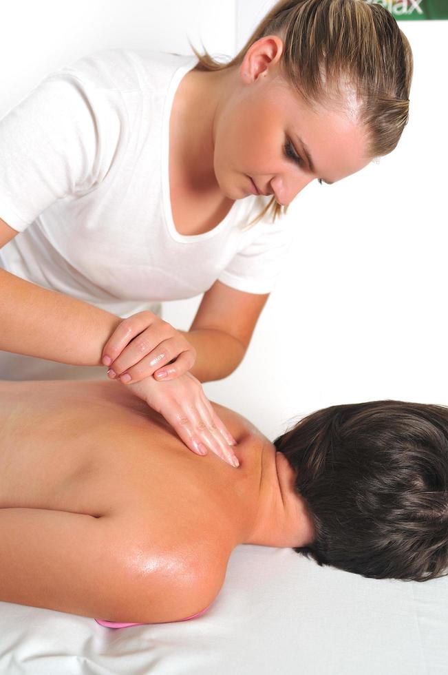 masaje de espalda en el centro de spa y bienestar foto