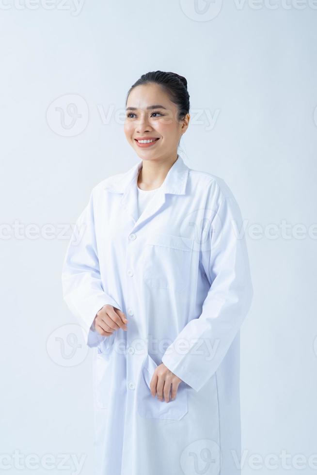 un retrato de un médico asiático aislado de fondo blanco foto