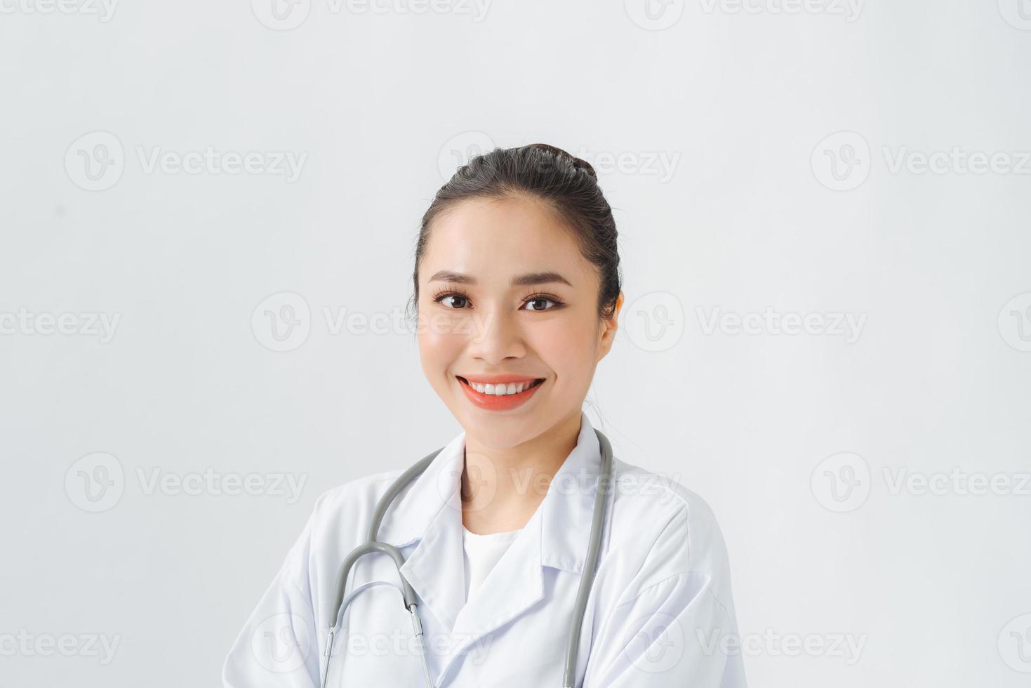 mujer con bata médica, estetoscopio en la sala de consulta foto