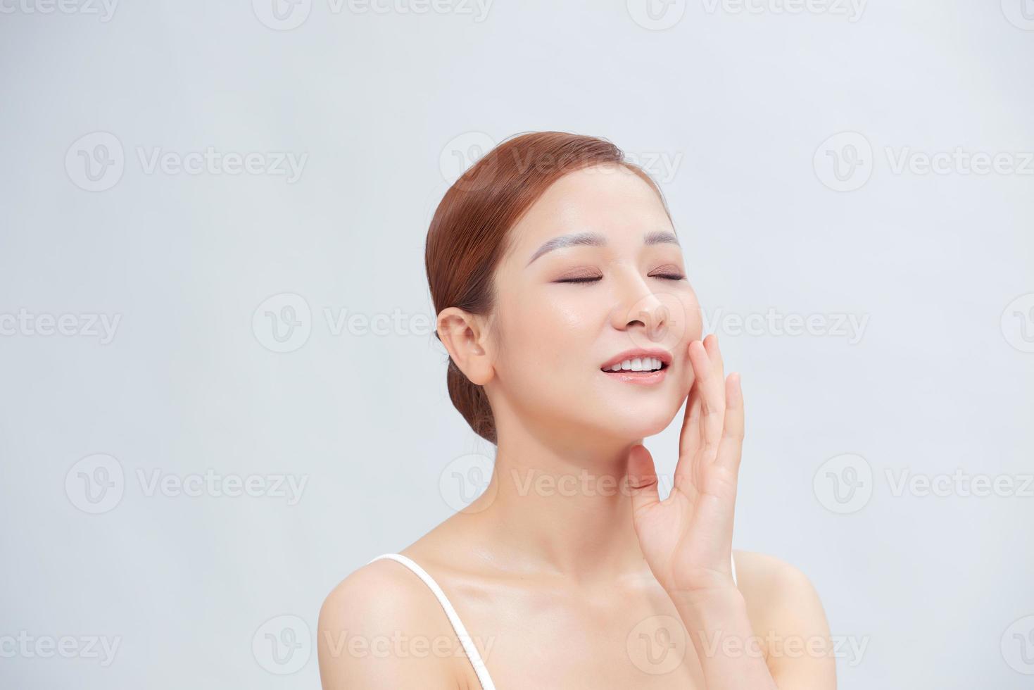 imagen atractiva del cuidado de la piel de la mujer asiática en el fondo blanco foto