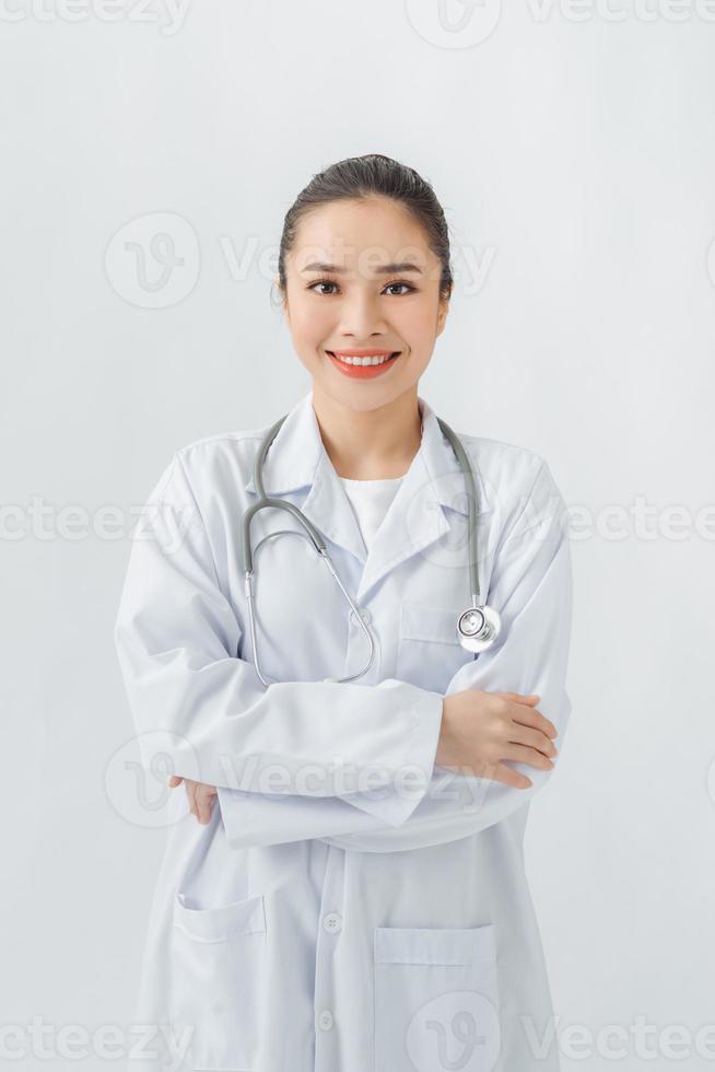 mujer con bata médica, estetoscopio en la sala de consulta foto