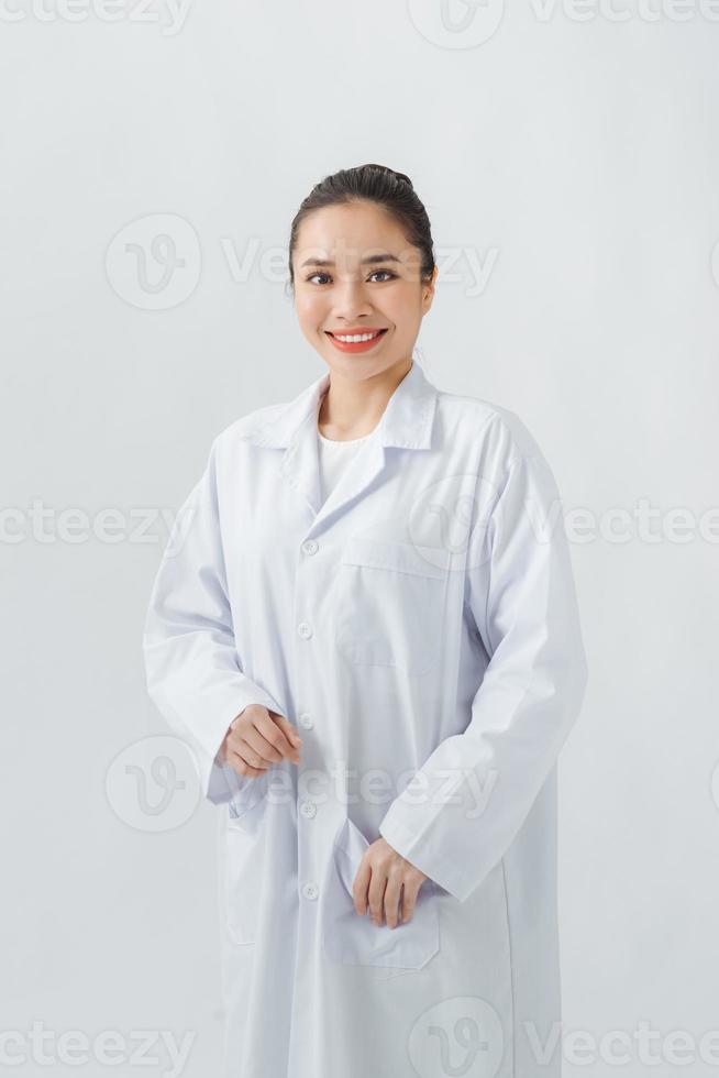 retrato, de, mujer joven, doctor, con, bata blanca, posición foto