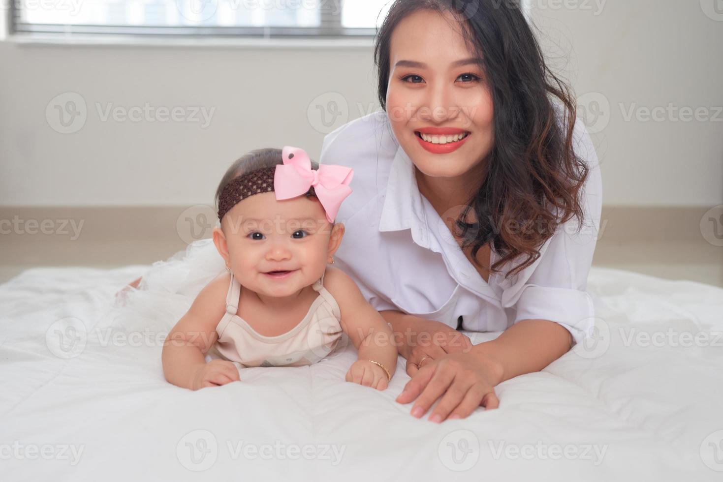 feliz madre y bebé sonrientes foto