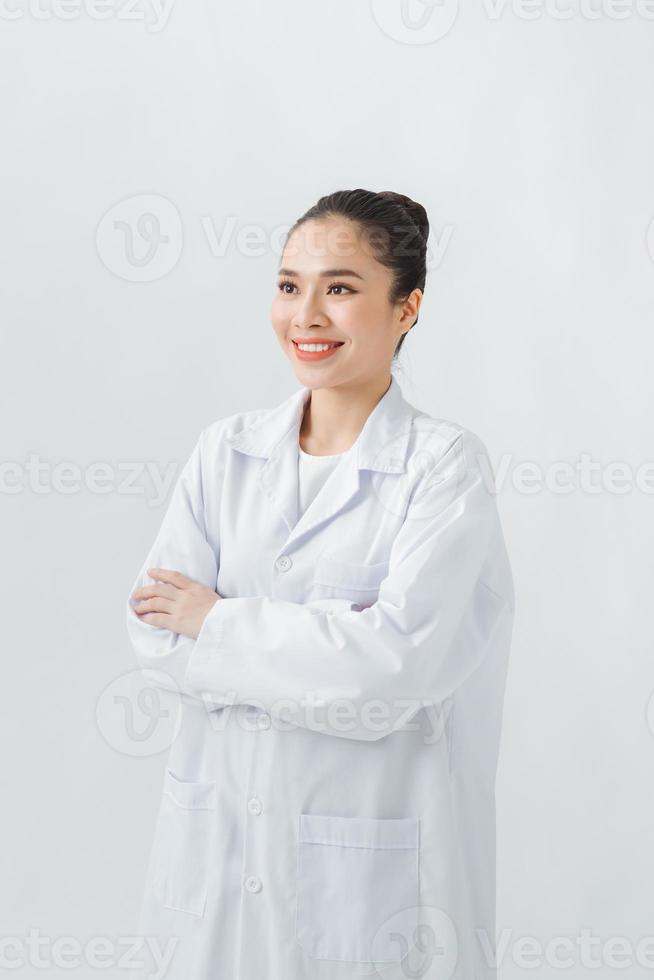 un retrato de un hermoso médico asiático de fondo blanco foto