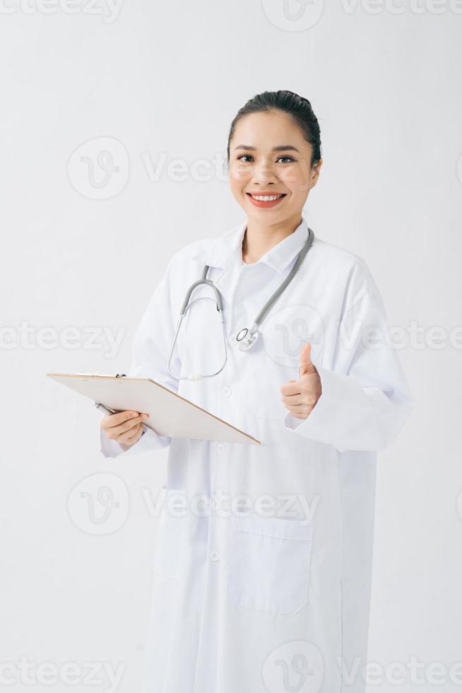 retrato de una atractiva joven doctora o enfermera con uniforme blanco con estetoscopio con documentos médicos foto