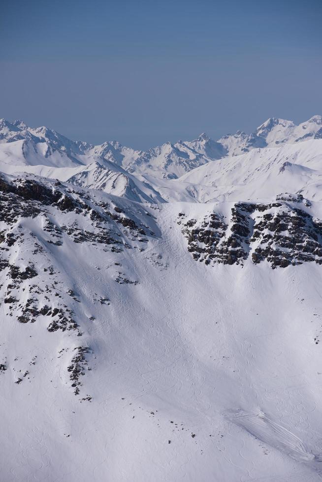 hermoso paisaje de montaña en invierno foto