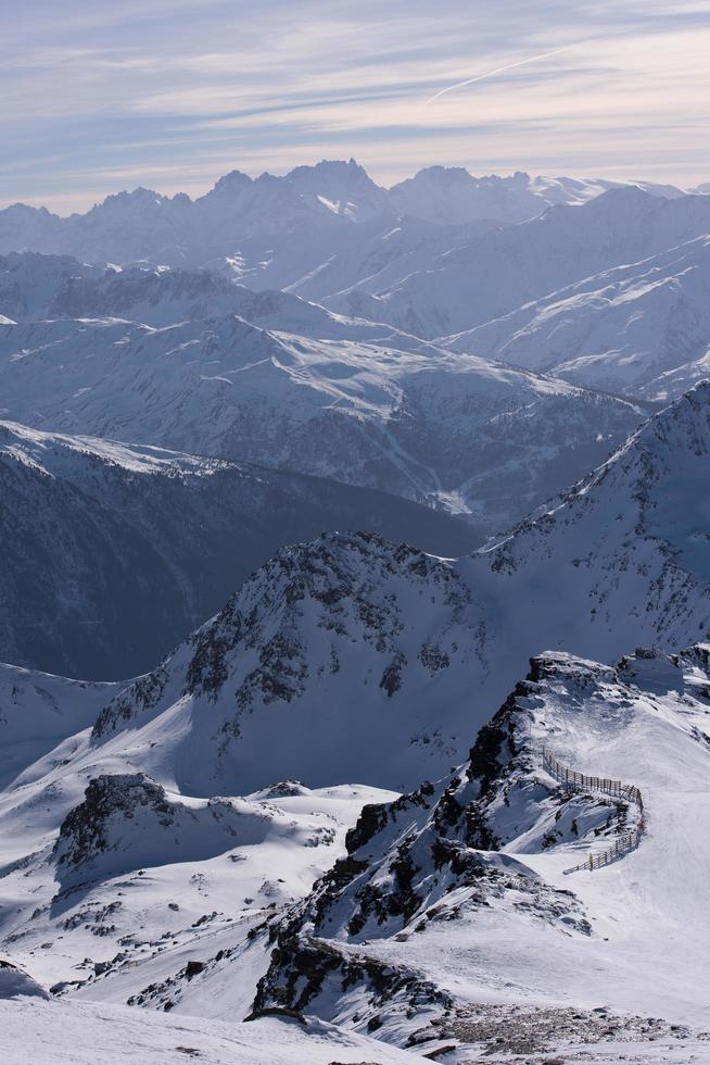 hermoso paisaje de montaña en invierno foto