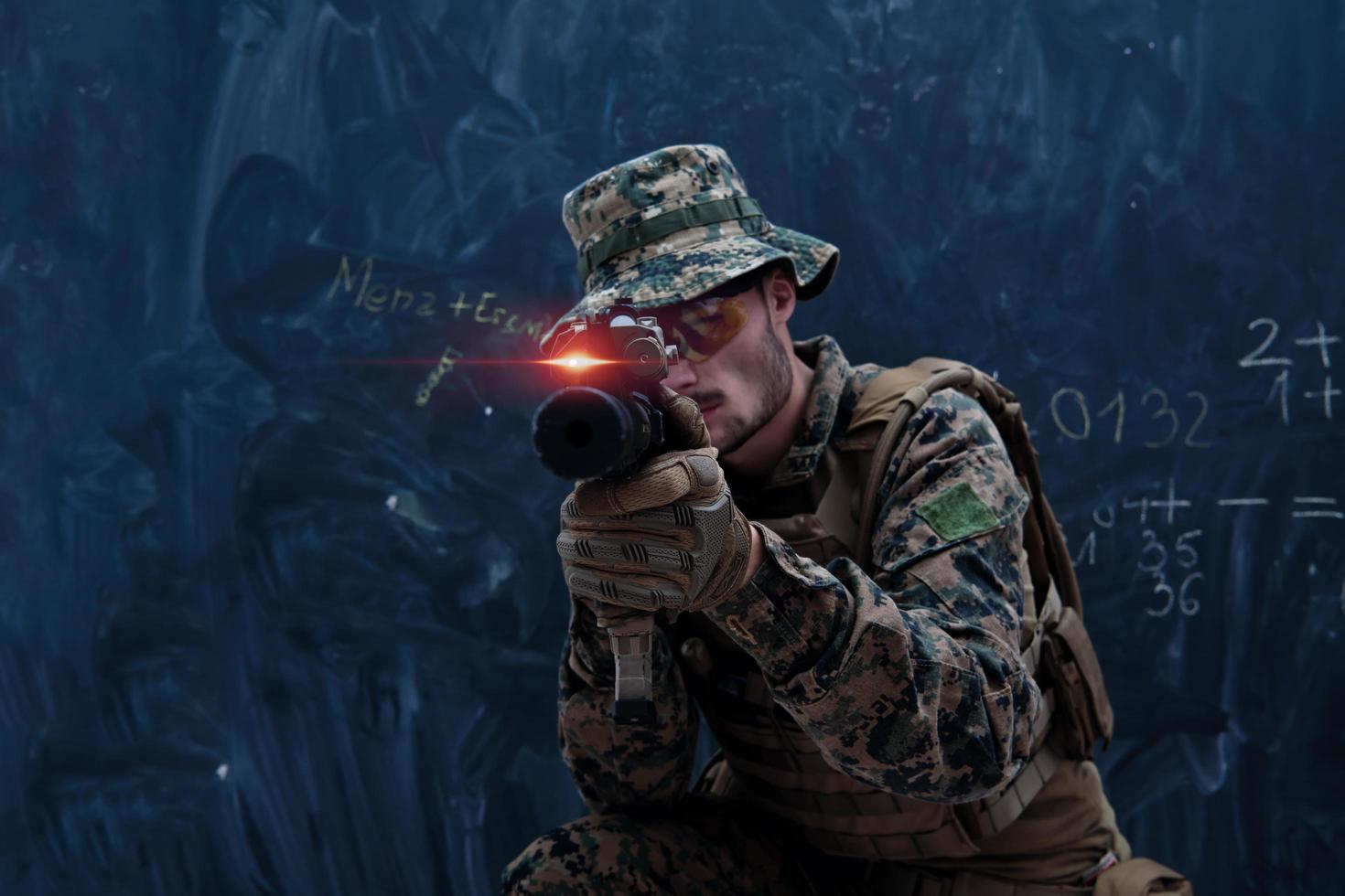 soldado en acción con el objetivo de la vista láser óptica foto