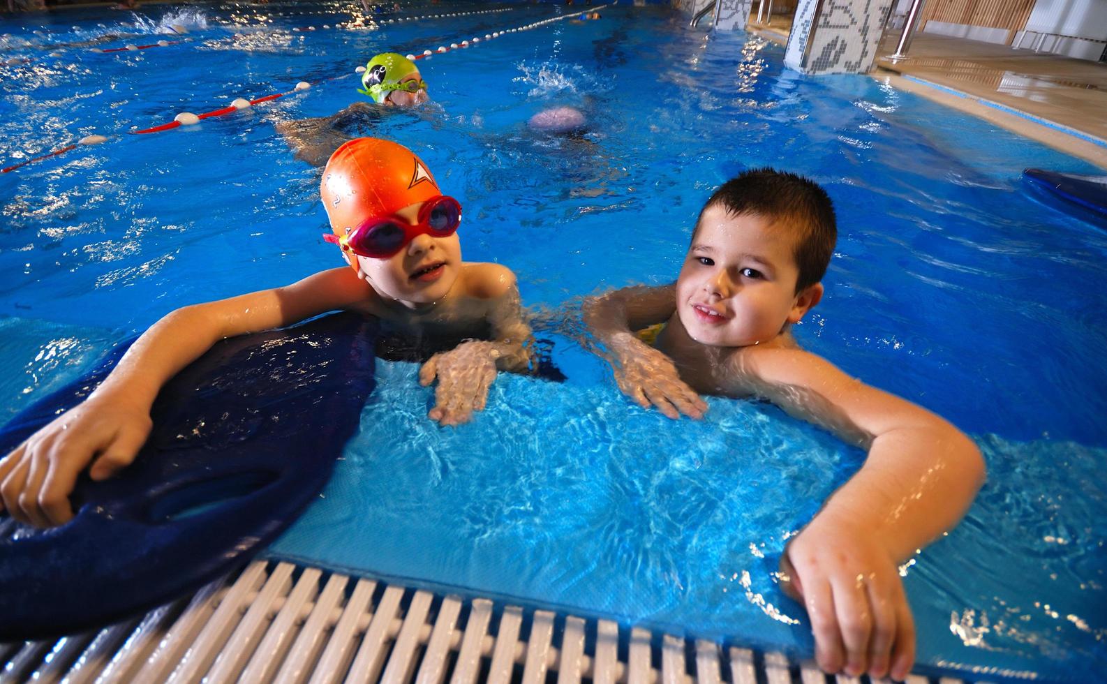 nadadores felices en la piscina foto