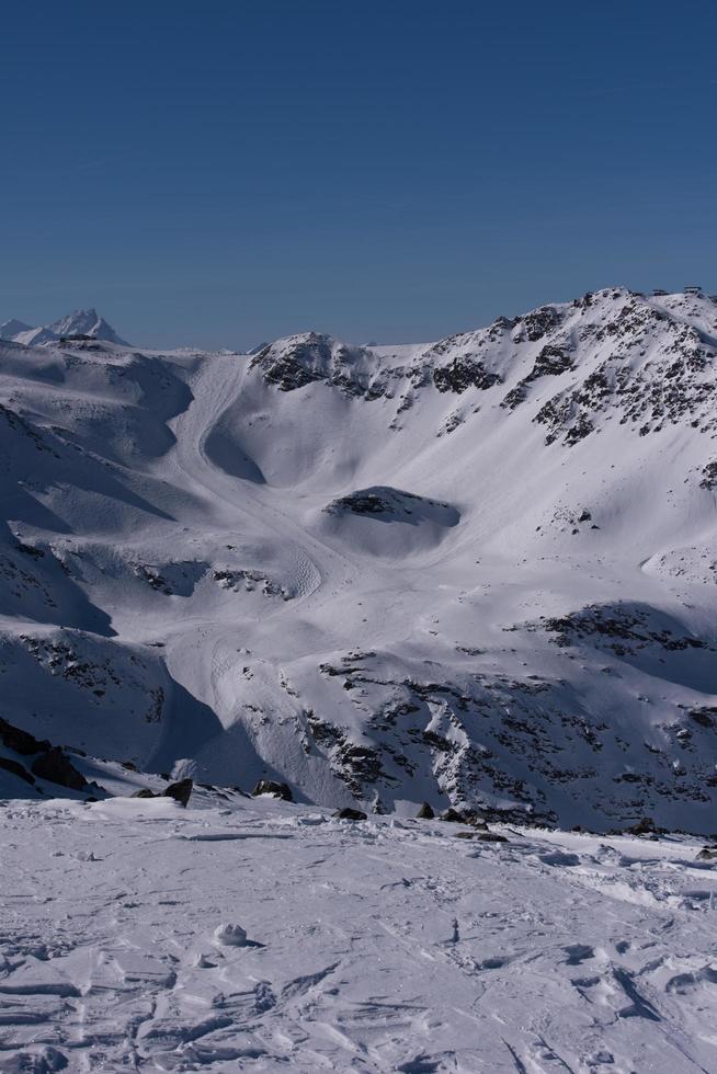 hermoso paisaje de montaña en invierno foto