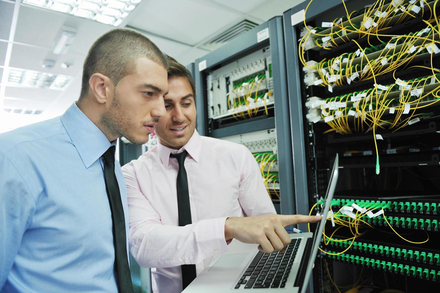 ingenieros de TI en la sala de servidores de red foto