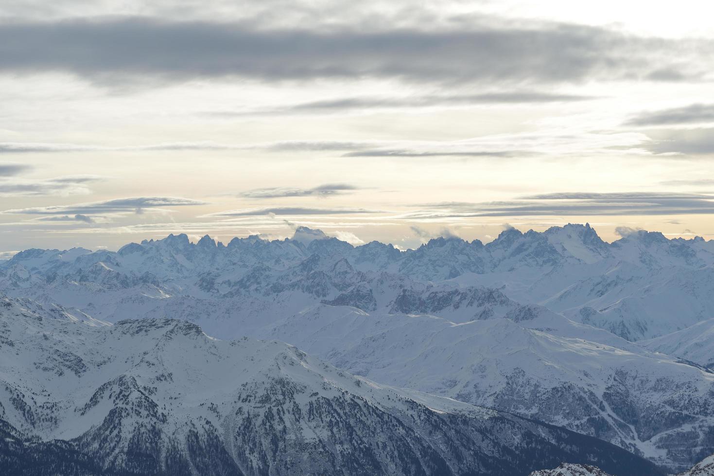 vista panorámica de las montañas de invierno foto