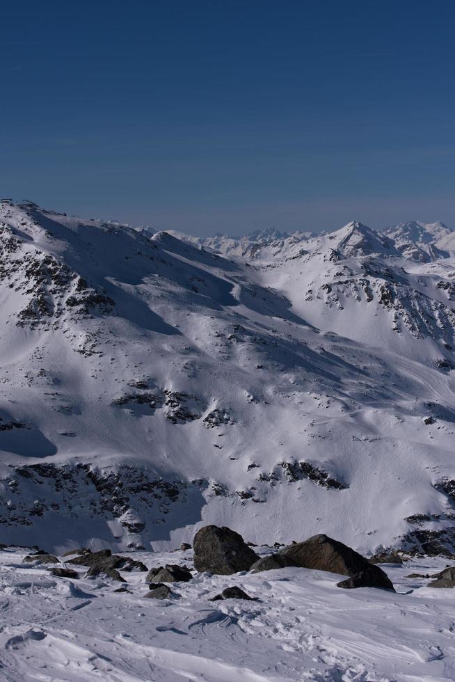 hermoso paisaje de montaña en invierno foto