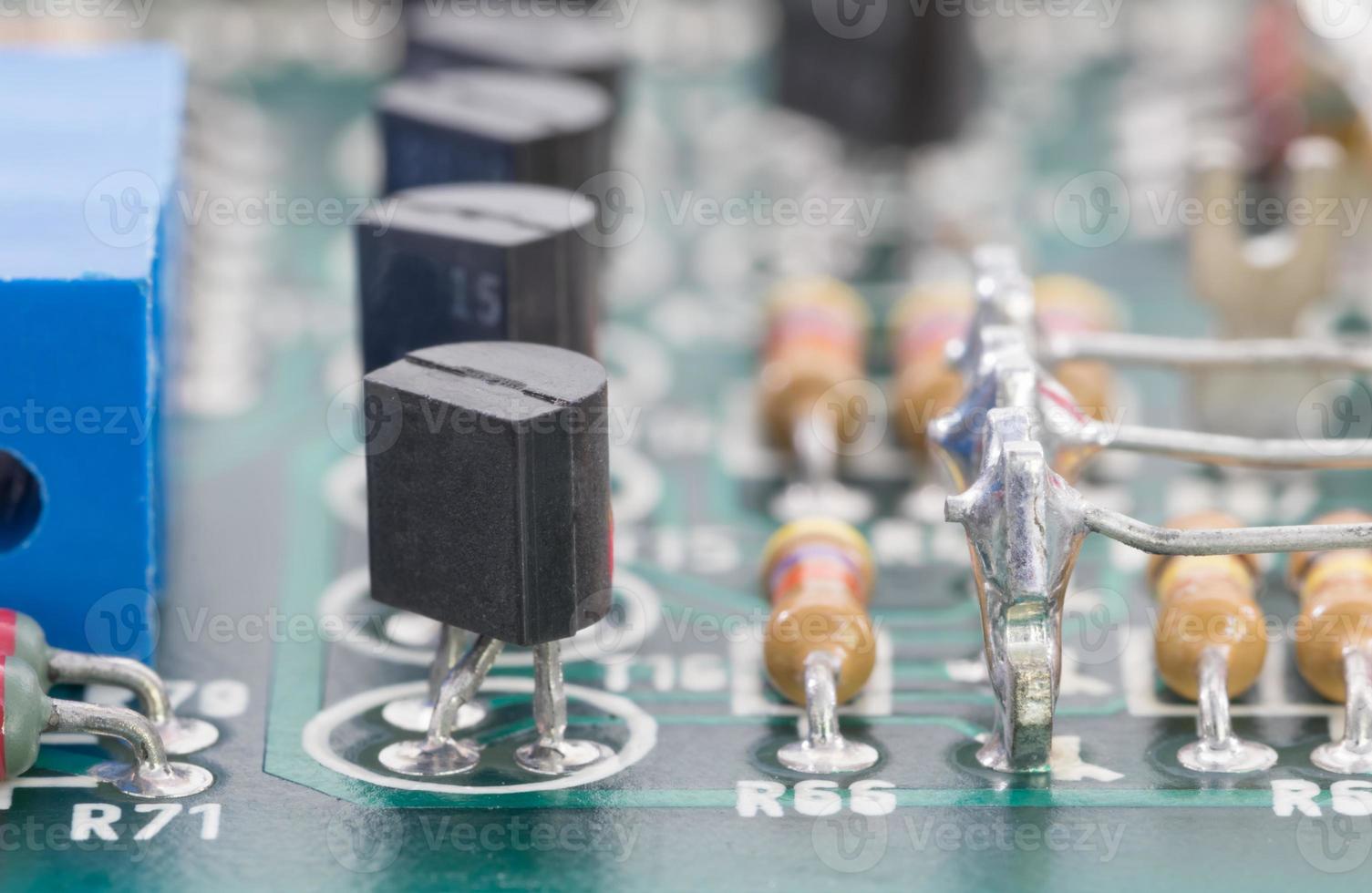 primer plano de hardware electrónico en la placa de circuito foto