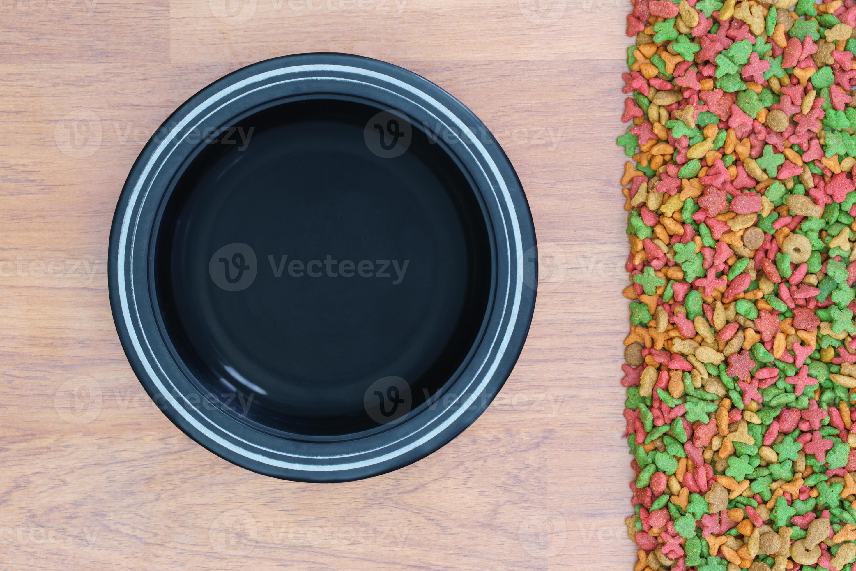 Dry cat food and empty bowl 11820604 Stock Photo at Vecteezy