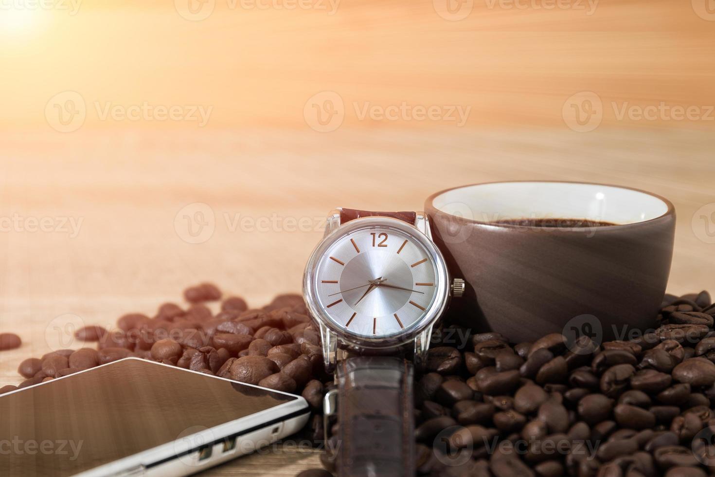 concepto de tiempo de café, granos de café y taza de café foto