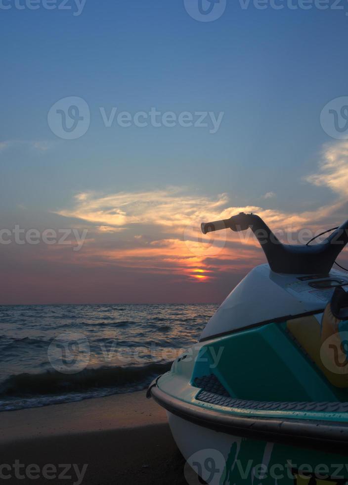 moto de agua y puesta de sol foto