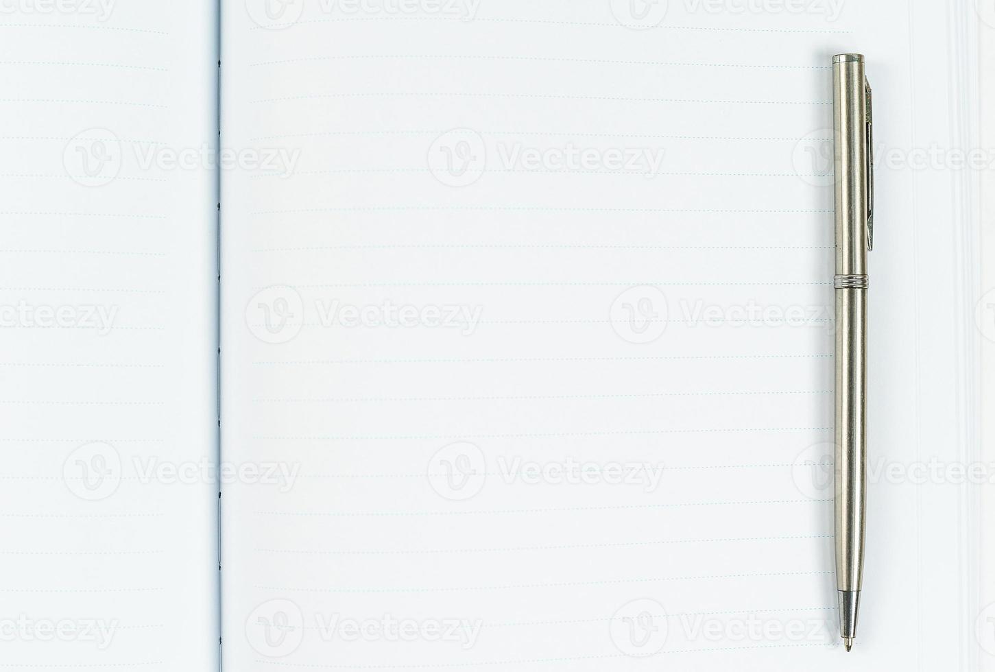 diario de cuaderno en blanco con bolígrafo plateado foto