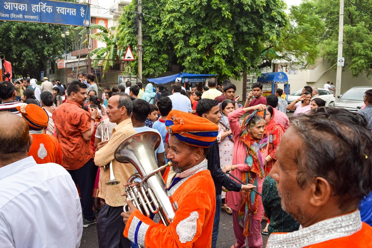 nueva delhi, india 01 de julio de 2022 - una gran reunión de devotos de diferentes partes de delhi con motivo de ratha yatra o ratyatra. rath para el señor jagannath tirado por personas, jagannath rath yatra foto