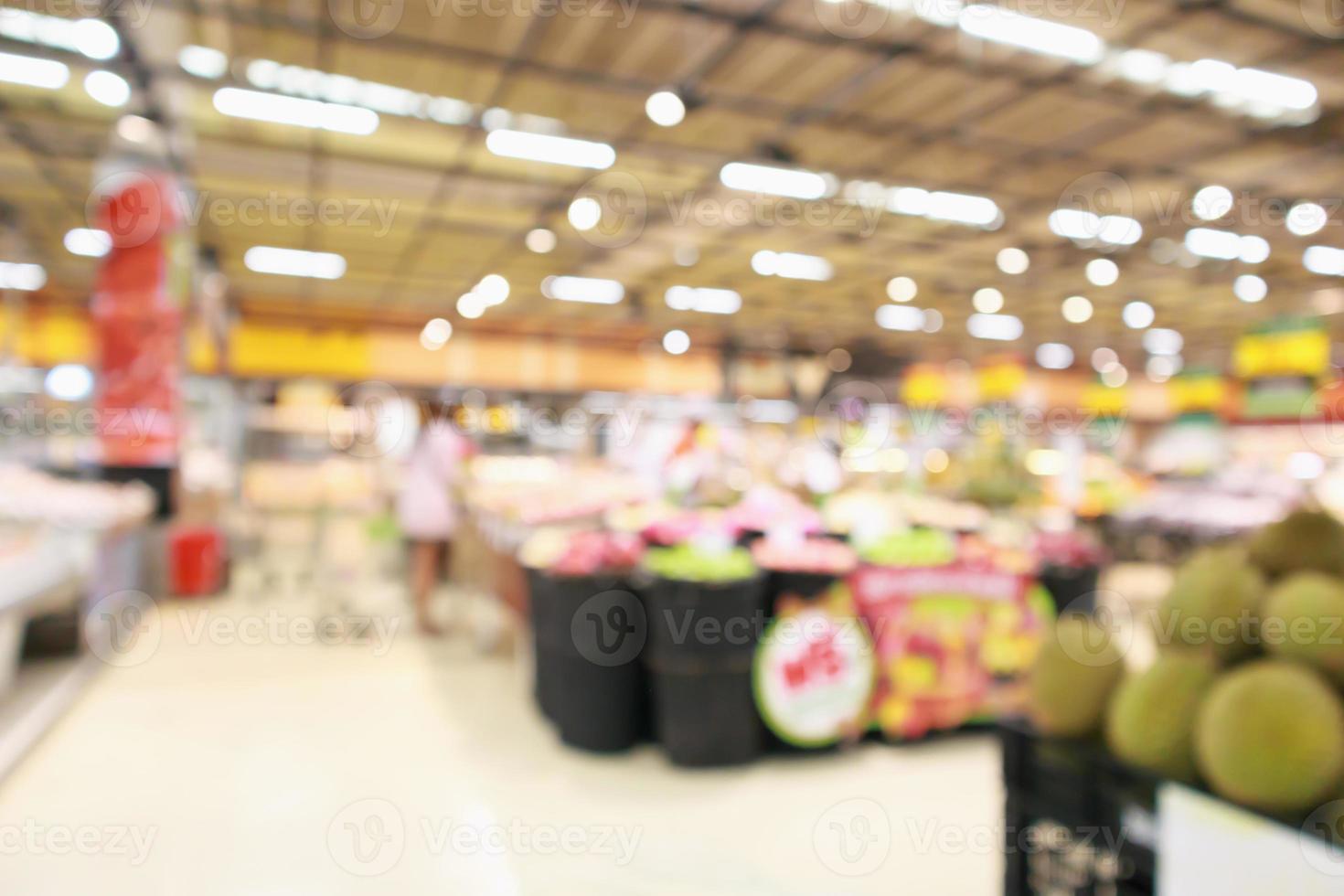 Supermercado con fruta durian en estantes fondo borroso con bokeh foto