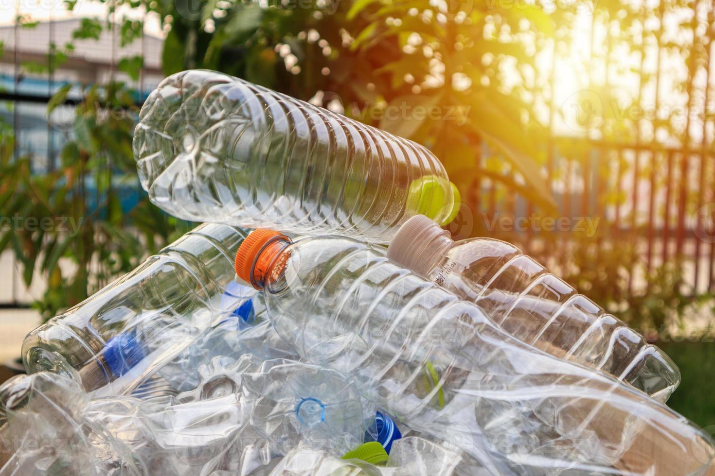 botellas de plástico en caja de basura de reciclaje marrón foto