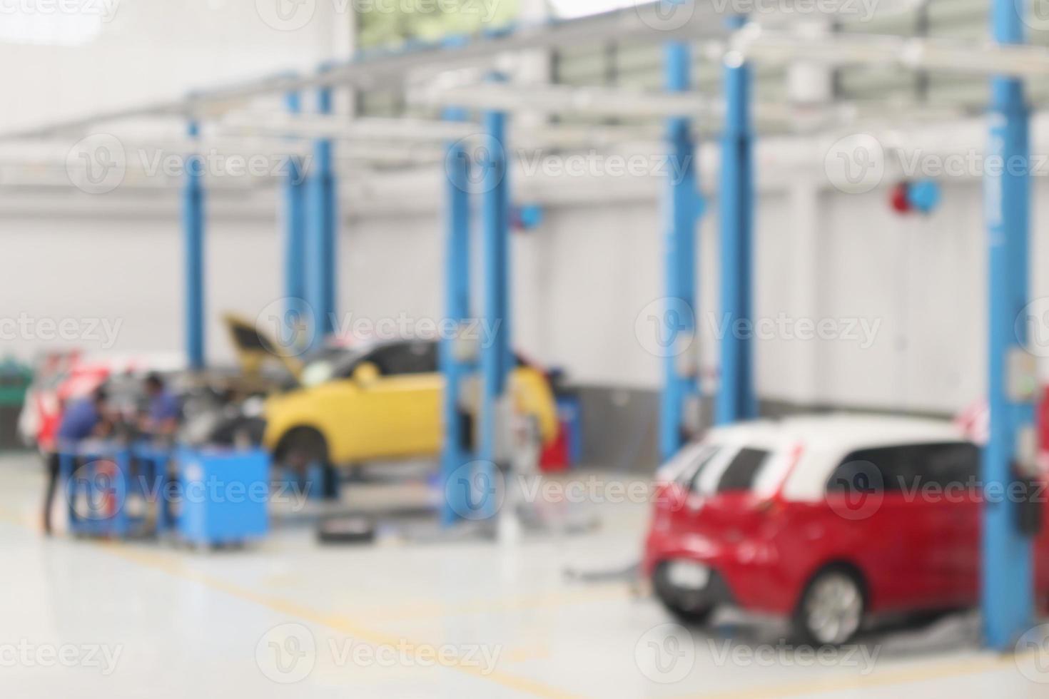 centro de servicio de automóviles con auto en la estación de reparación bokeh luz desenfocada fondo borroso foto