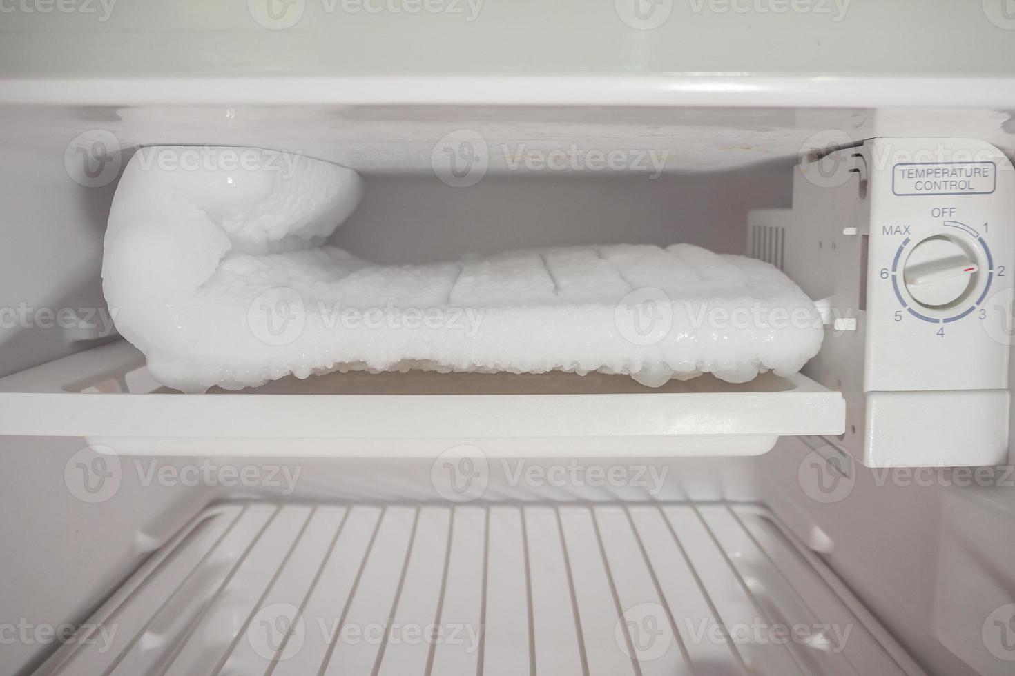 acumulación de hielo congelado en el congelador del refrigerador foto