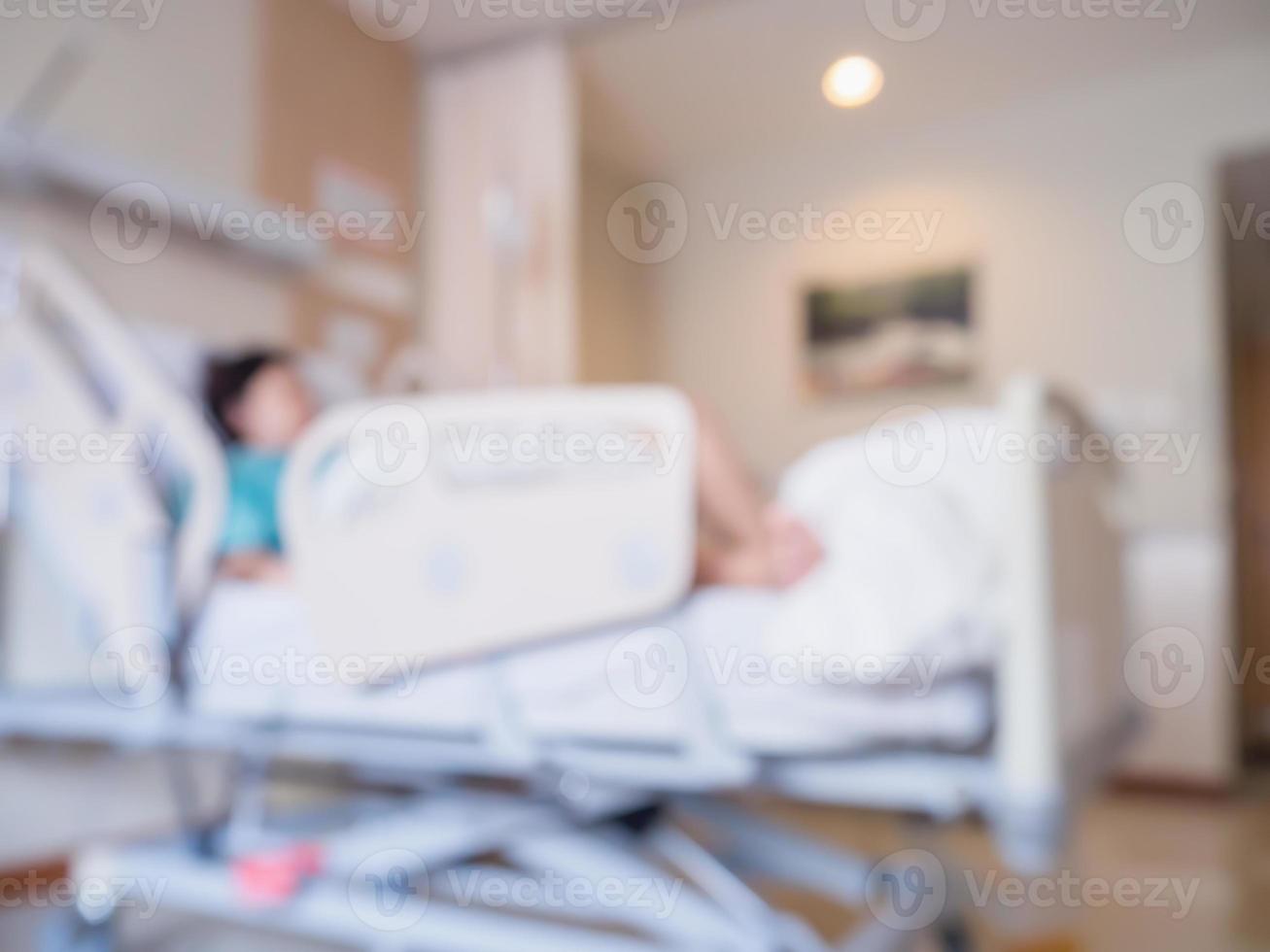 paciente borroso abstracto en la cama en el interior de la habitación del hospital para el fondo foto