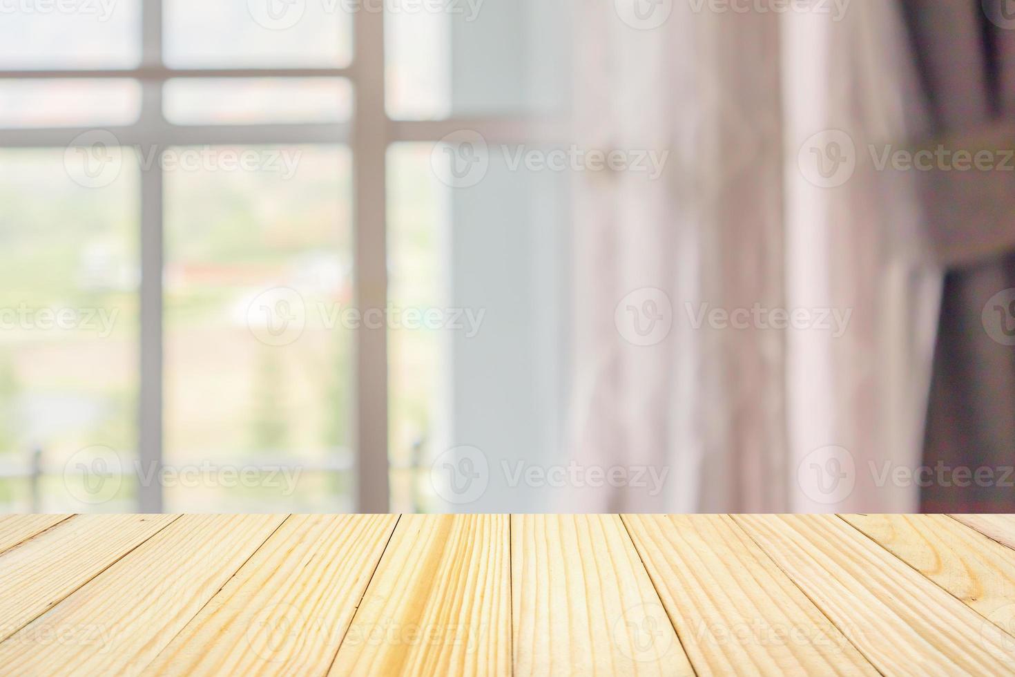 mesa de madera vacía con cortina de ventana fondo borroso abstracto para exhibición de productos foto