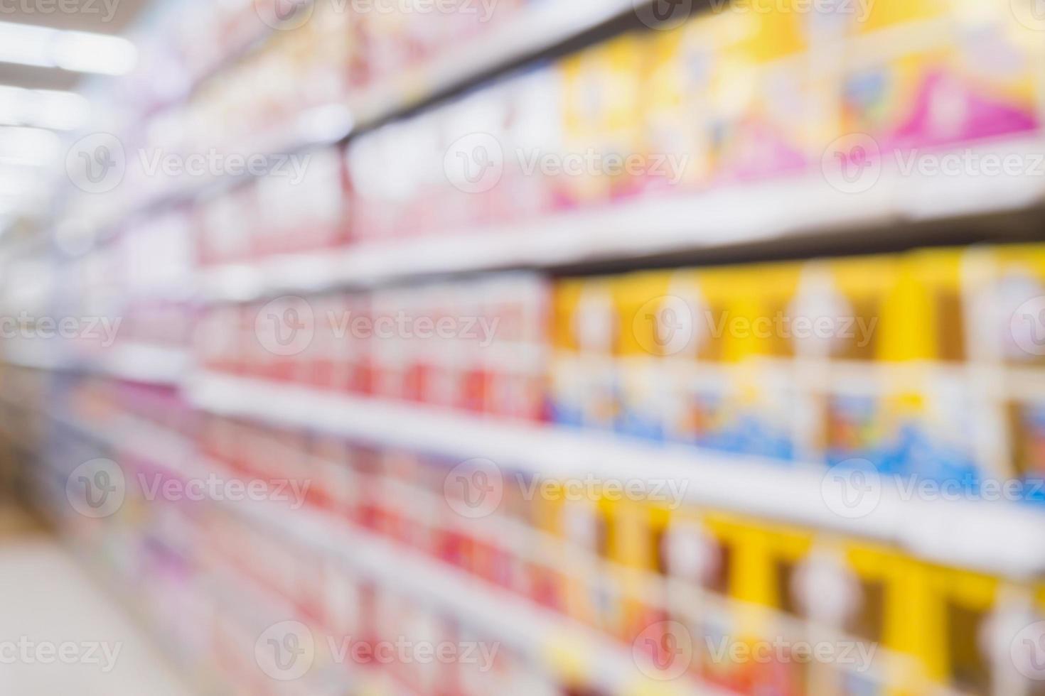 desenfoque de los estantes de los supermercados con leche de fórmula para bebés en el estante foto