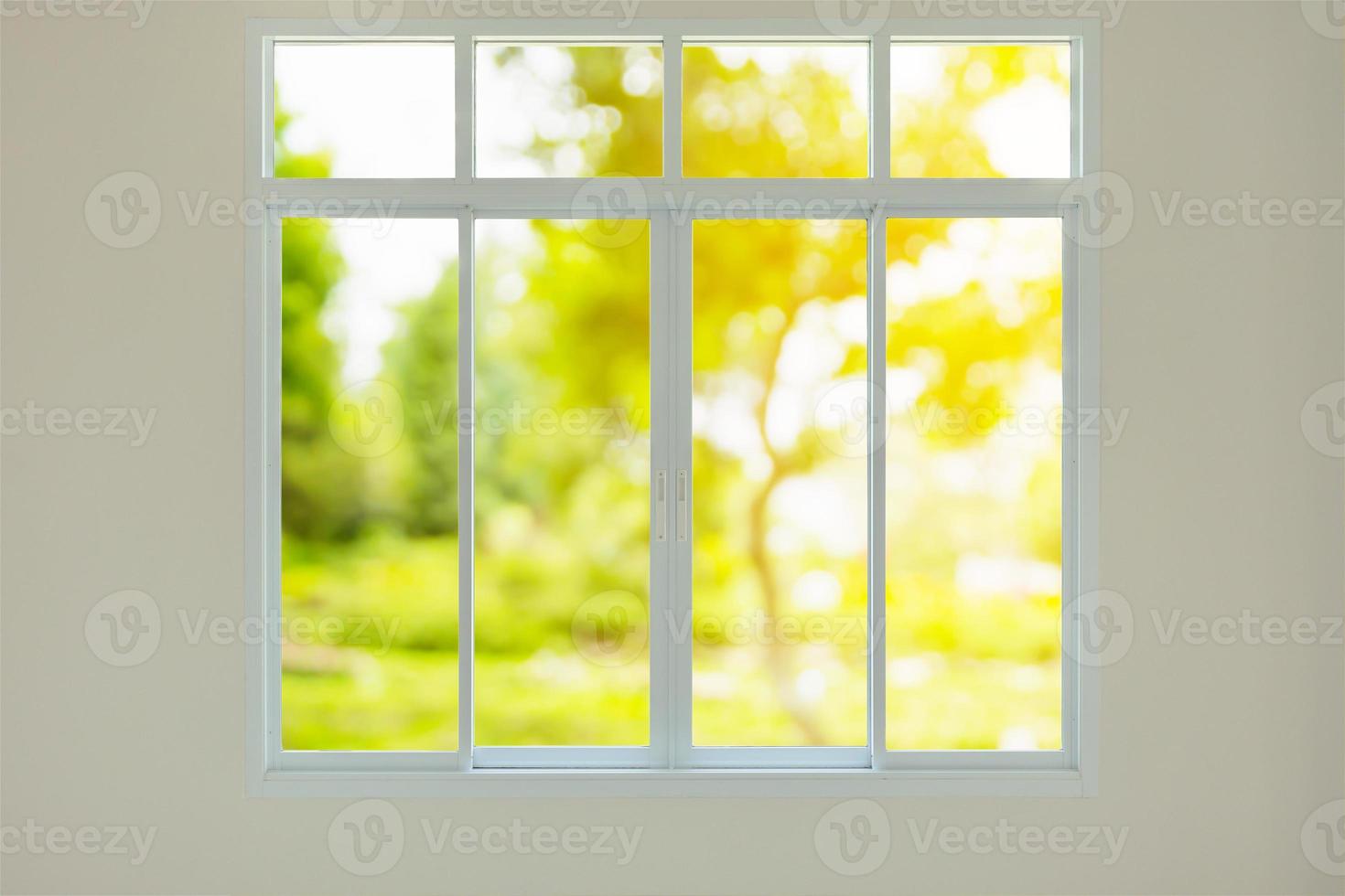 ventana de la casa moderna con vista al jardín verde fondo bokeh foto