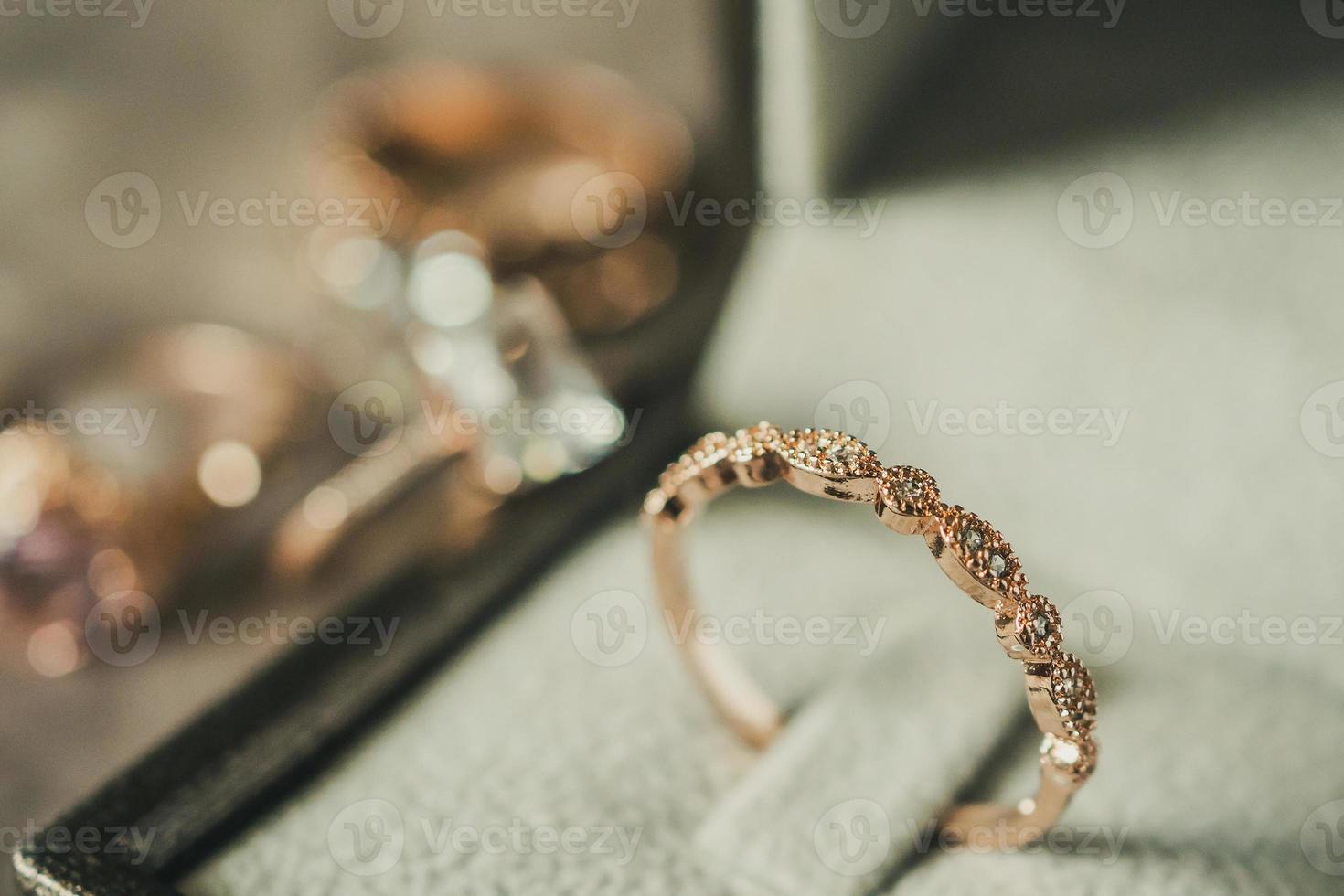 anillo de diamantes de lujo en caja de joyería estilo vintage foto