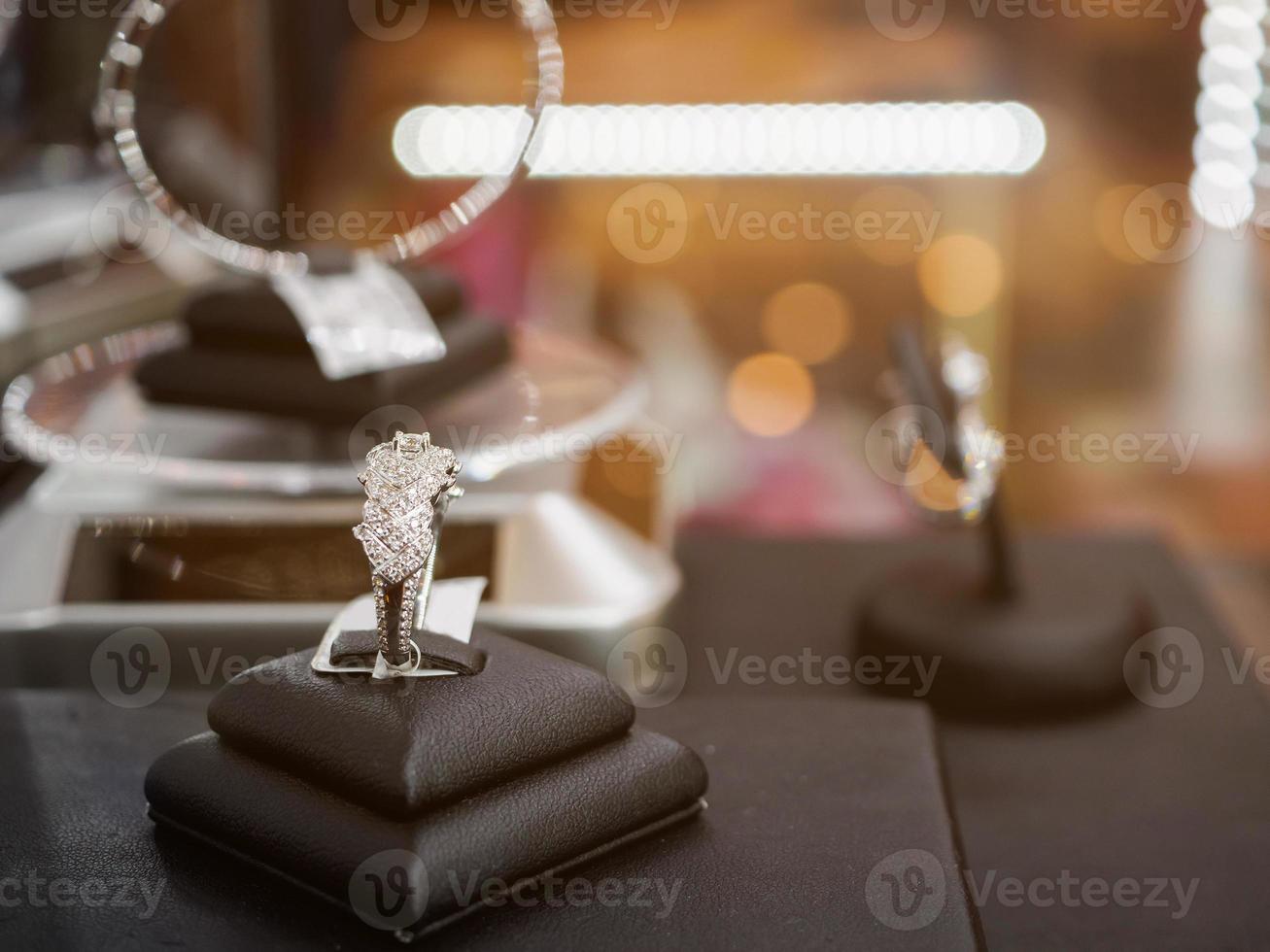 anillos de diamantes en la exhibición de la ventana de la tienda de lujo de joyería foto