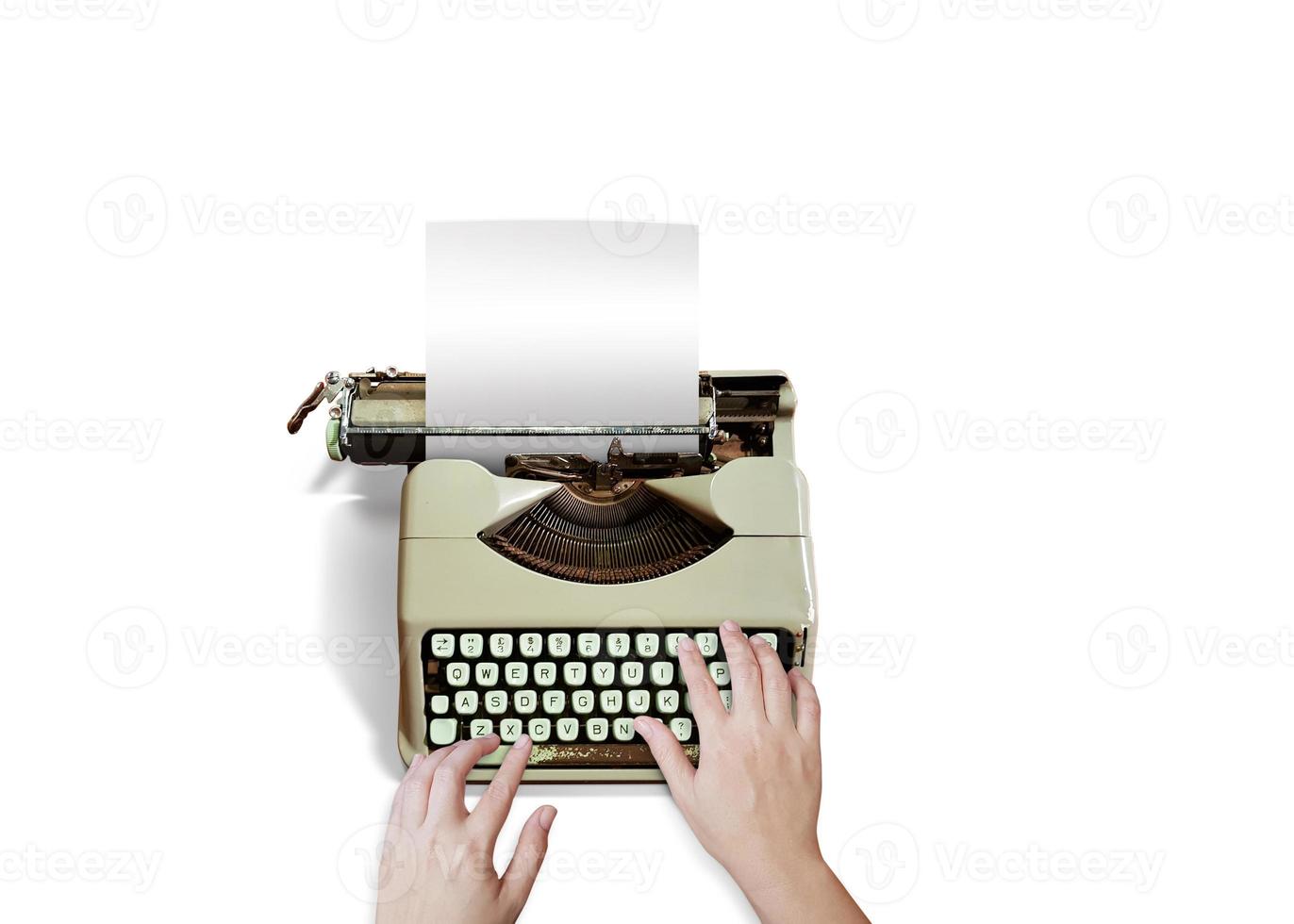 mano de mujer escribiendo en una vieja máquina de escribir aislada en un fondo blanco foto