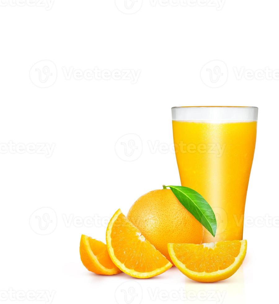 un vaso de jugo de naranja. naranjas y naranjas cortadas en trozos. con hojas verdes aisladas sobre fondo blanco foto