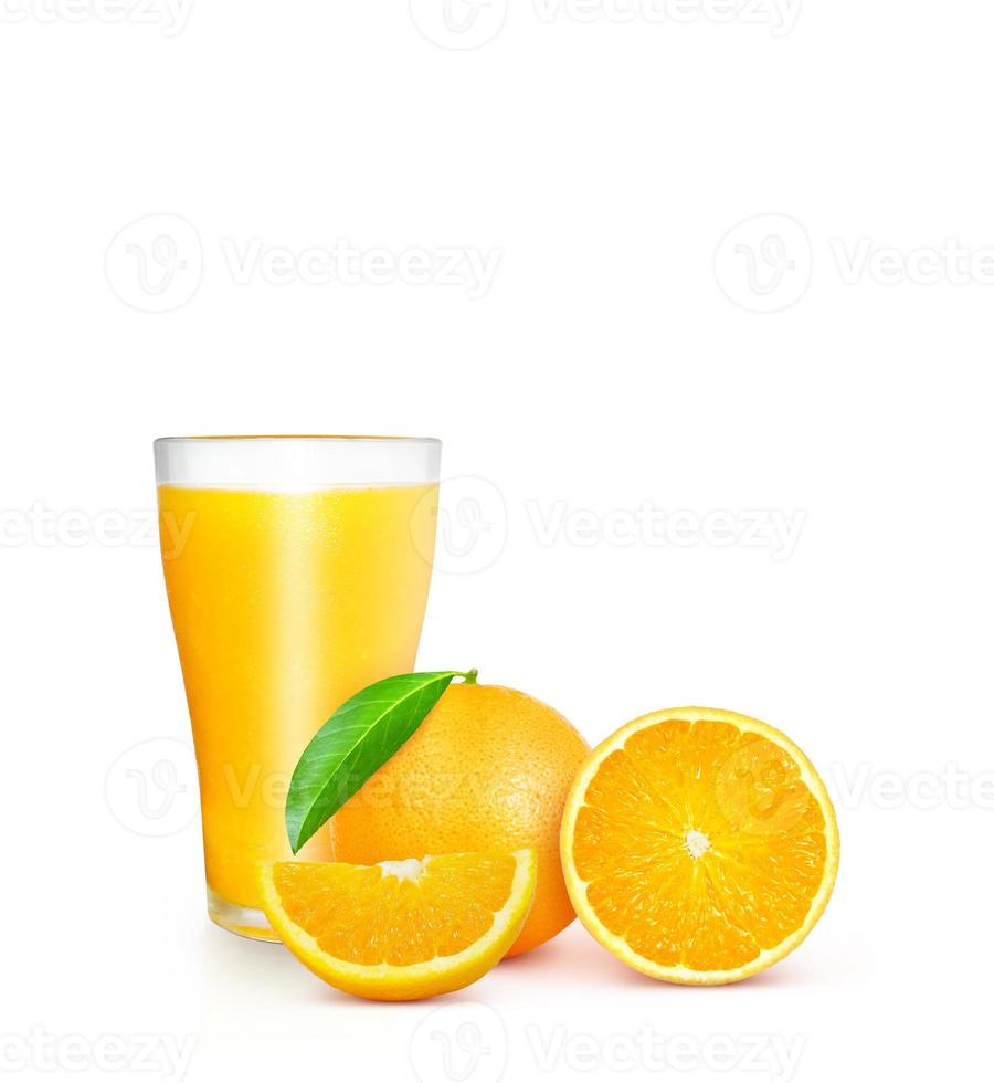 vaso de jugo de naranja y rodajas de naranja aislado sobre fondo blanco. foto