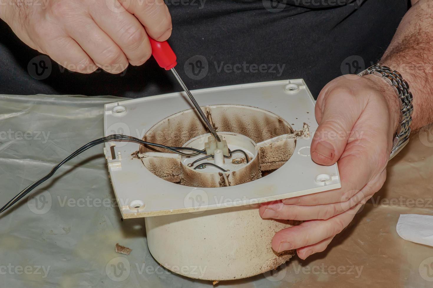 primer plano de un extractor de cocina muy sucio. ventilador antes de la limpieza y el lavado preventivos. proceso de desmontaje foto