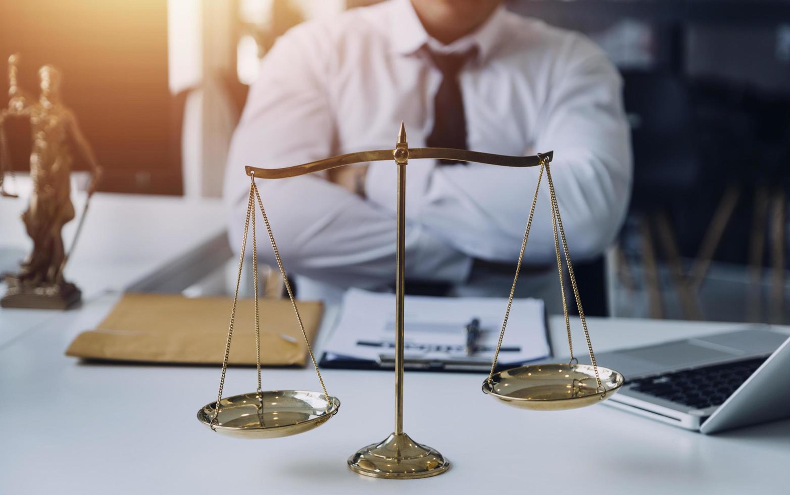 abogado masculino que trabaja con papeles de contrato y mazo de madera en tabel en la sala del tribunal. justicia y derecho, abogado, juez de la corte, concepto. foto