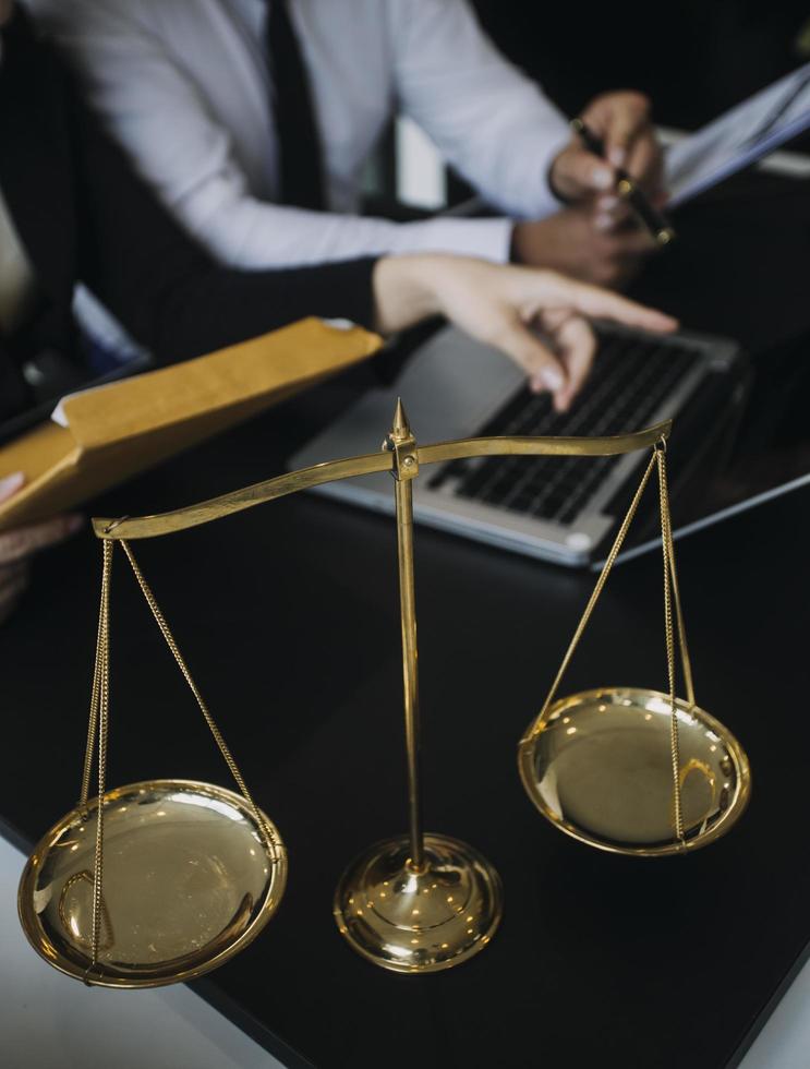 abogado masculino que trabaja con papeles de contrato y mazo de madera en tabel en la sala del tribunal. justicia y derecho, abogado, juez de la corte, concepto. foto