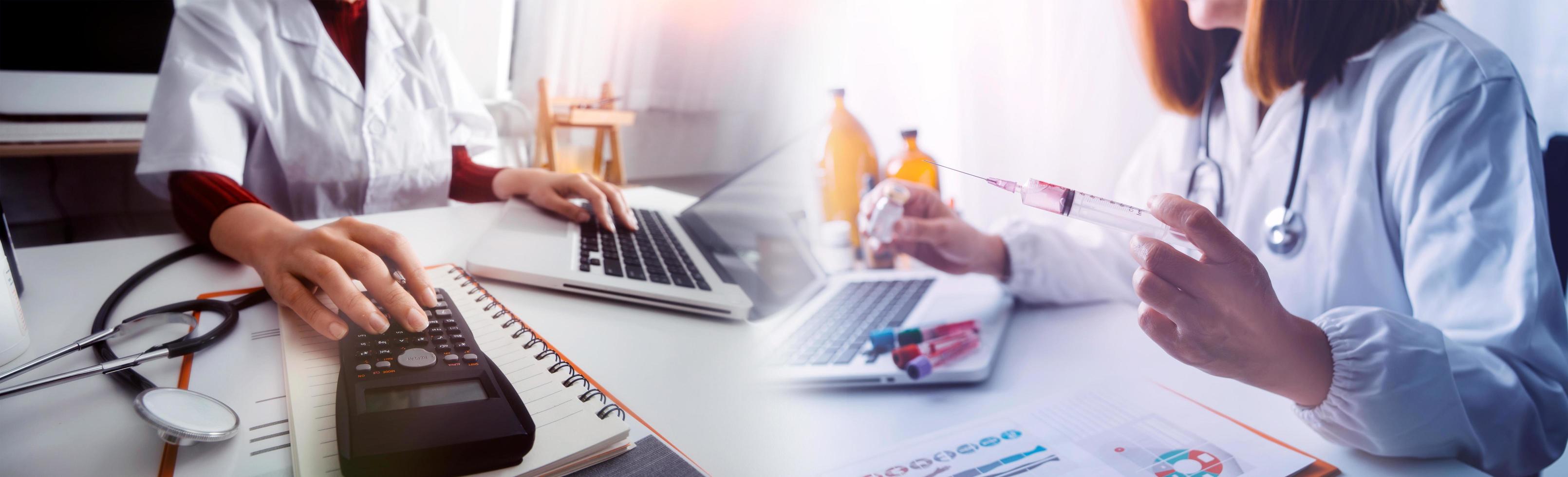 doble exposición del concepto de salud y medicina de tecnología. médicos que usan tableta digital y modernos iconos de interfaz de pantalla virtual banner panorámico, fondo borroso. foto