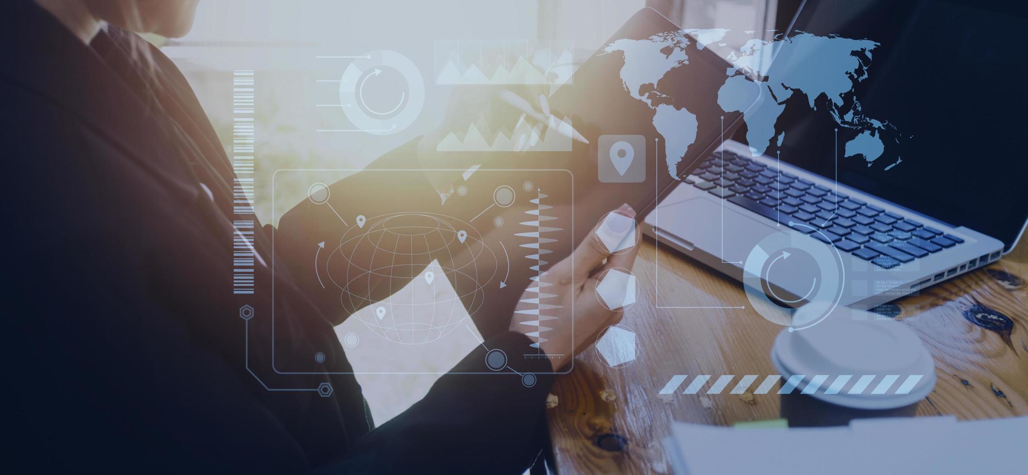 Internet de seguridad cibernética y concepto de red. mano de hombre de negocios trabajando con computadora portátil e icono de candado en la pantalla. crimen digital por un hacker anónimo, protección de datos. foto