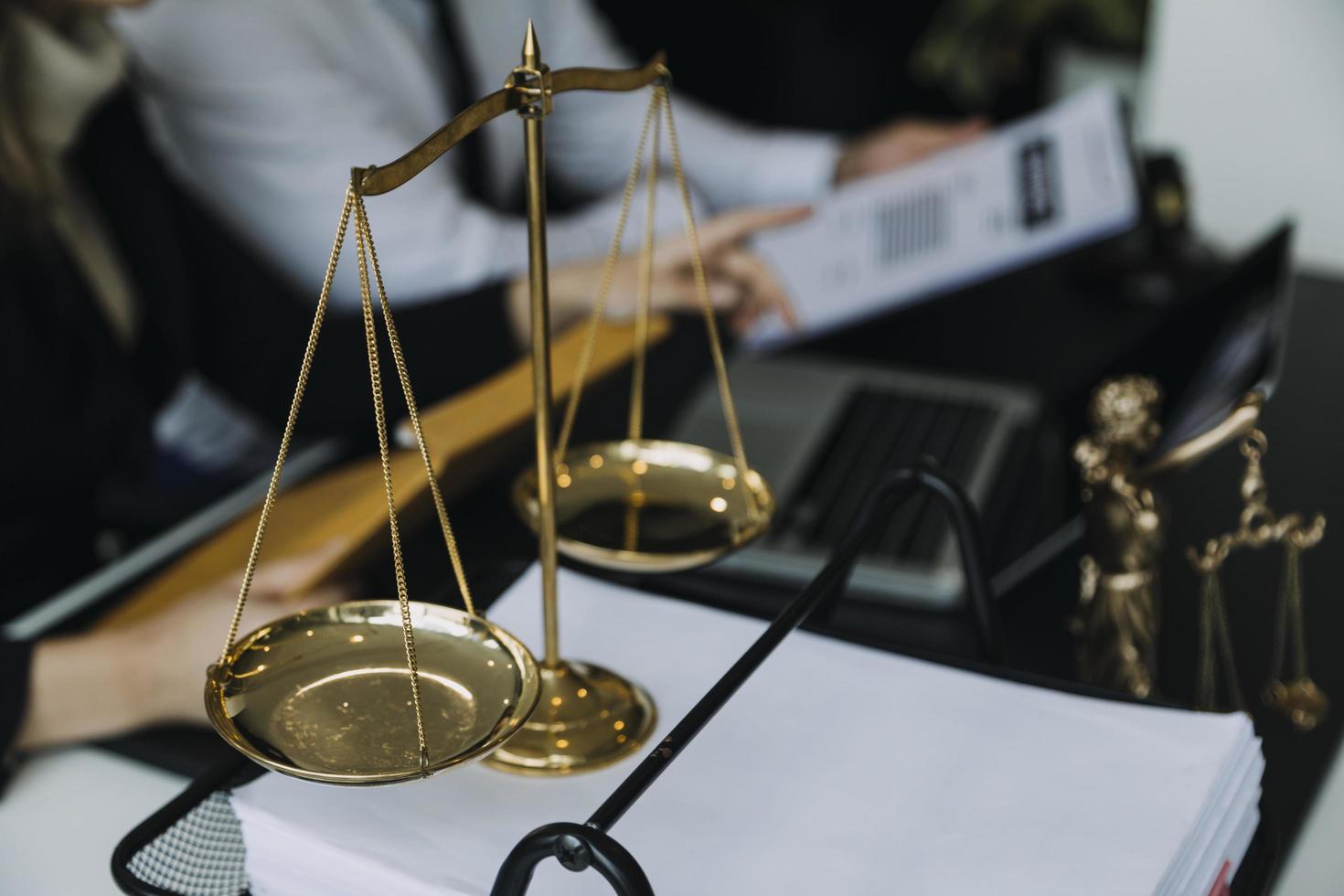 abogado masculino que trabaja con papeles de contrato y mazo de madera en tabel en la sala del tribunal. justicia y derecho, abogado, juez de la corte, concepto. foto