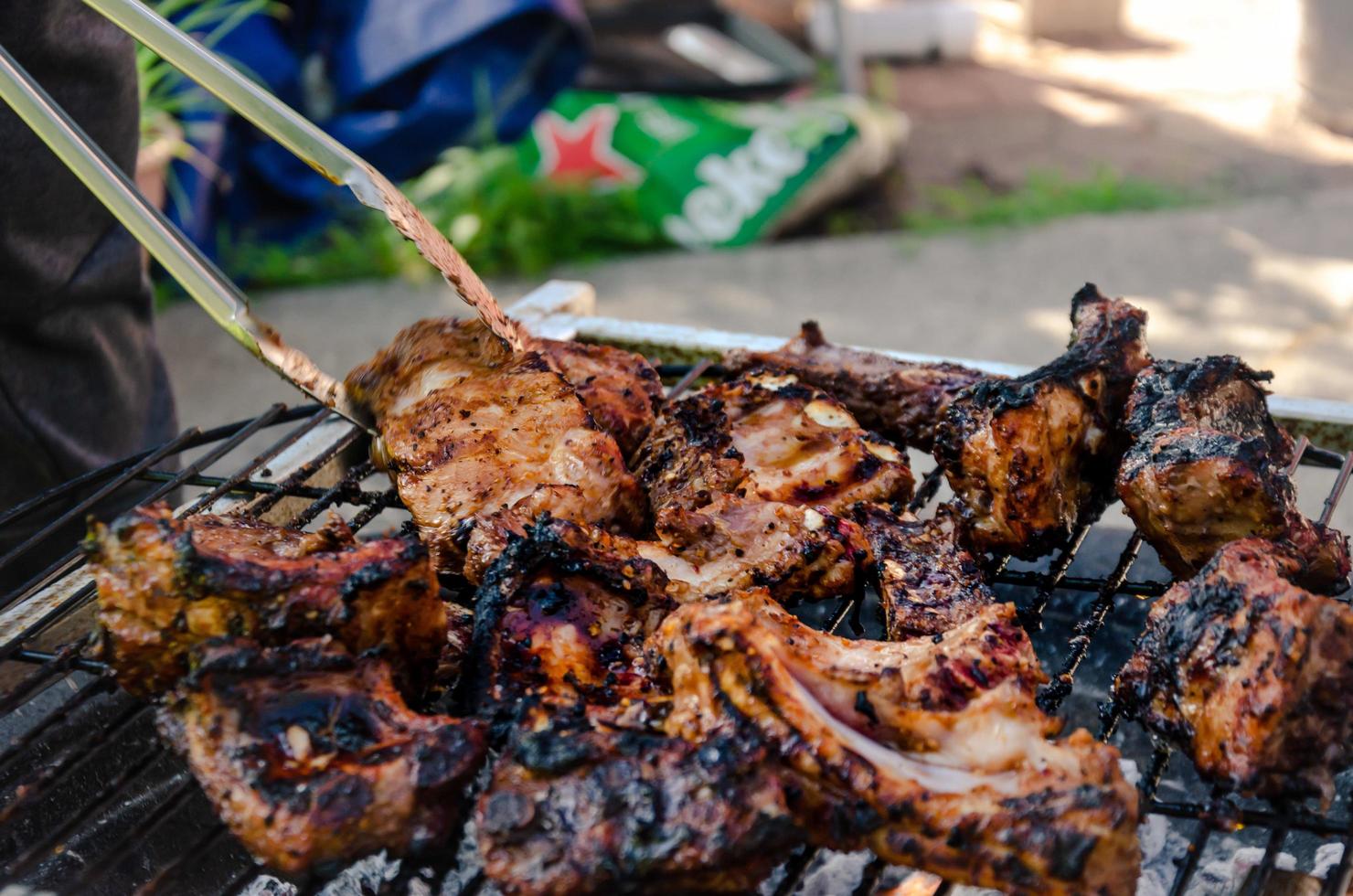 costillas cocinadas a la parrilla, carne de res al aire libre y barbacoa de cerdo foto